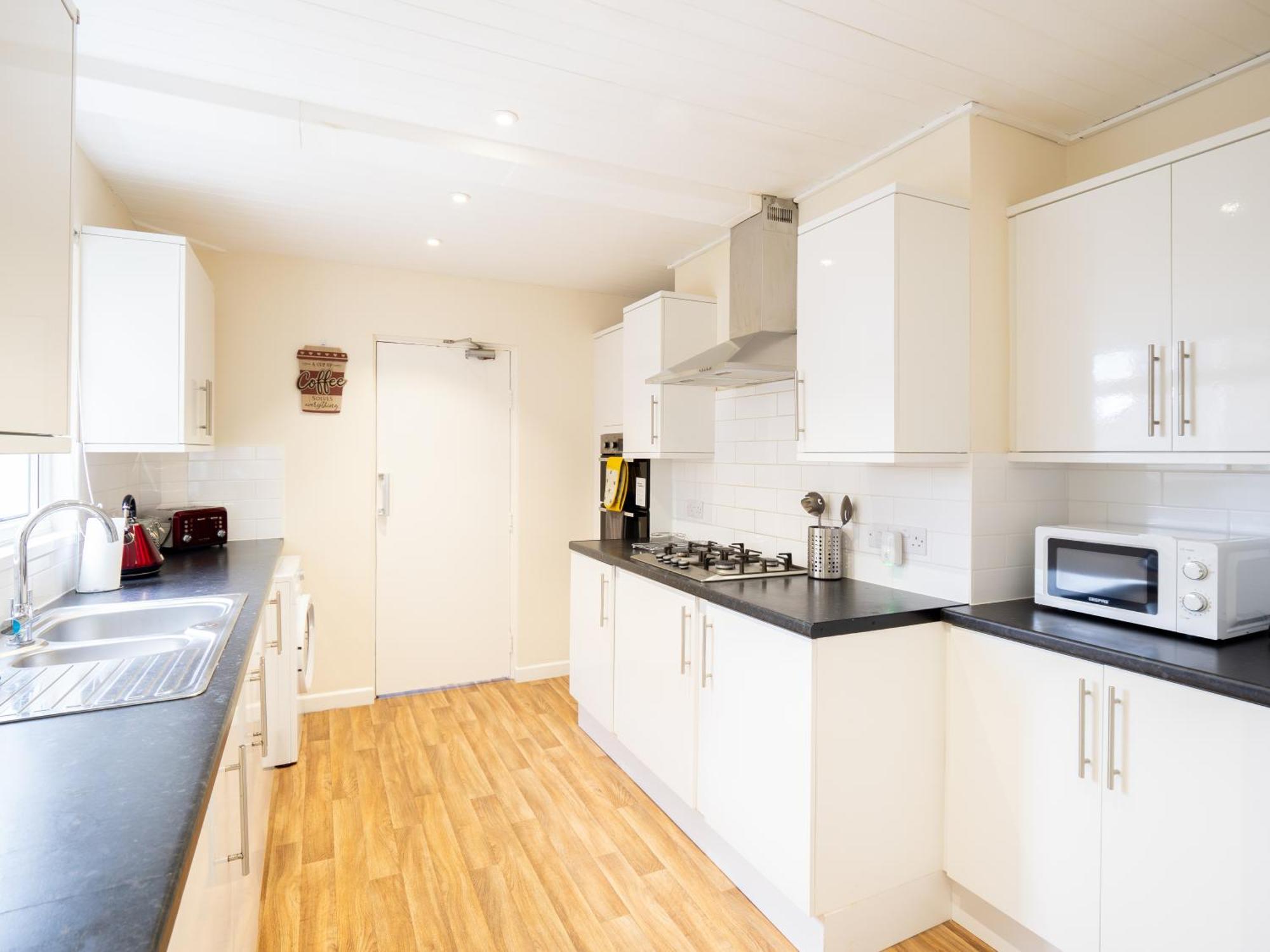 4 Bed 5 Double Beds Holidays House Near Train Station Holiday home Plymouth