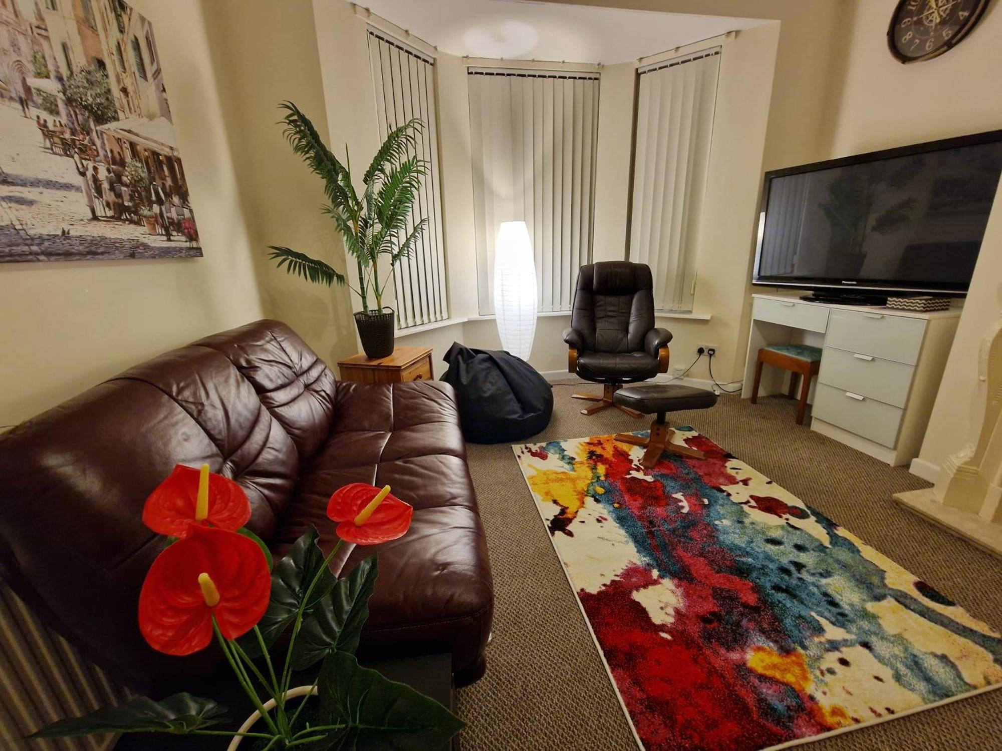 4 Bed 5 Double Beds Holidays House Near Train Station Plymouth