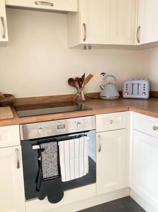 Stunning Sea Views! Entire Flat, Free Parking *