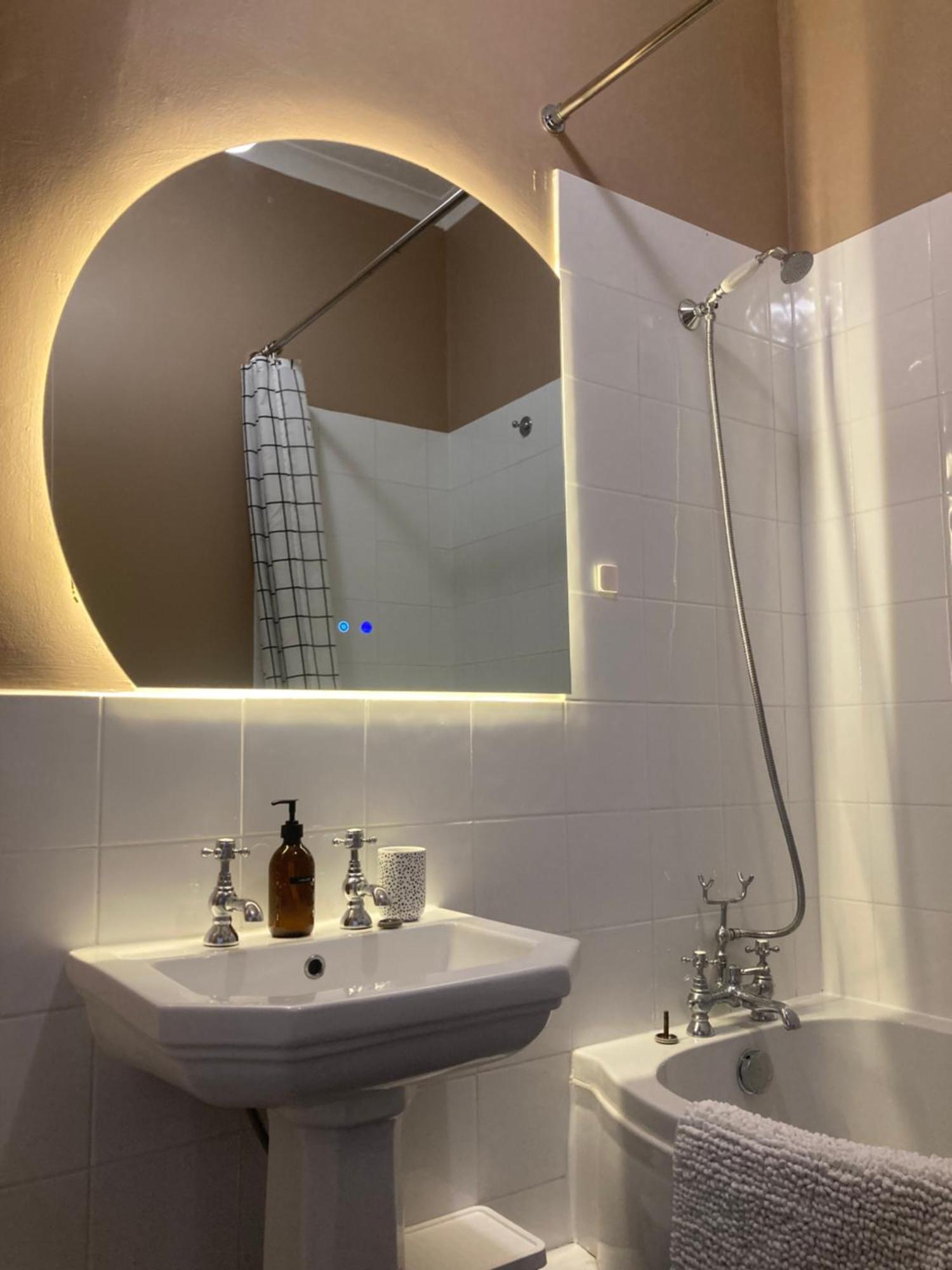 Stunning Sea Views! Entire Flat, Free Parking Apartment