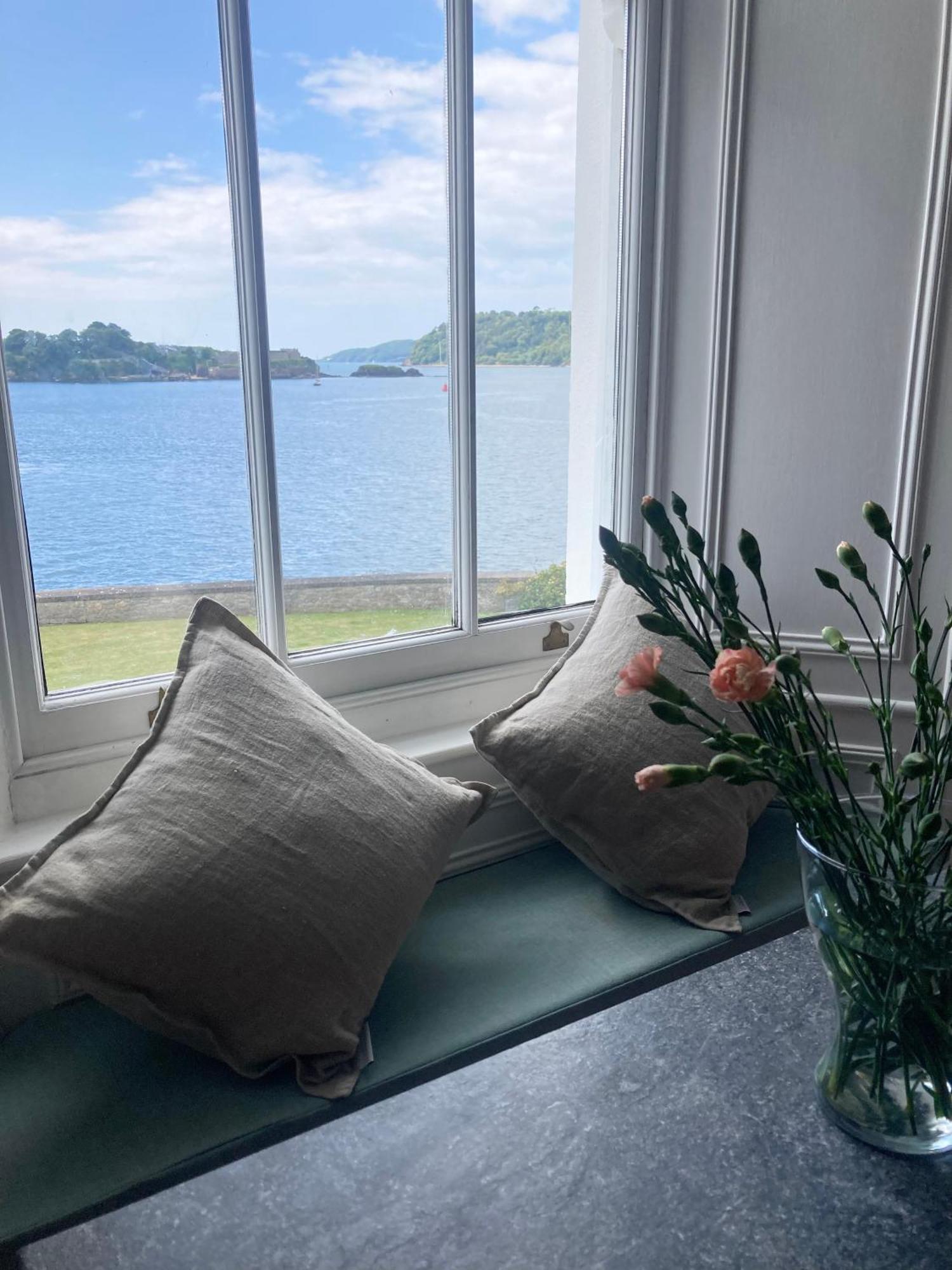 Stunning Sea Views! Entire Flat, Free Parking Apartment