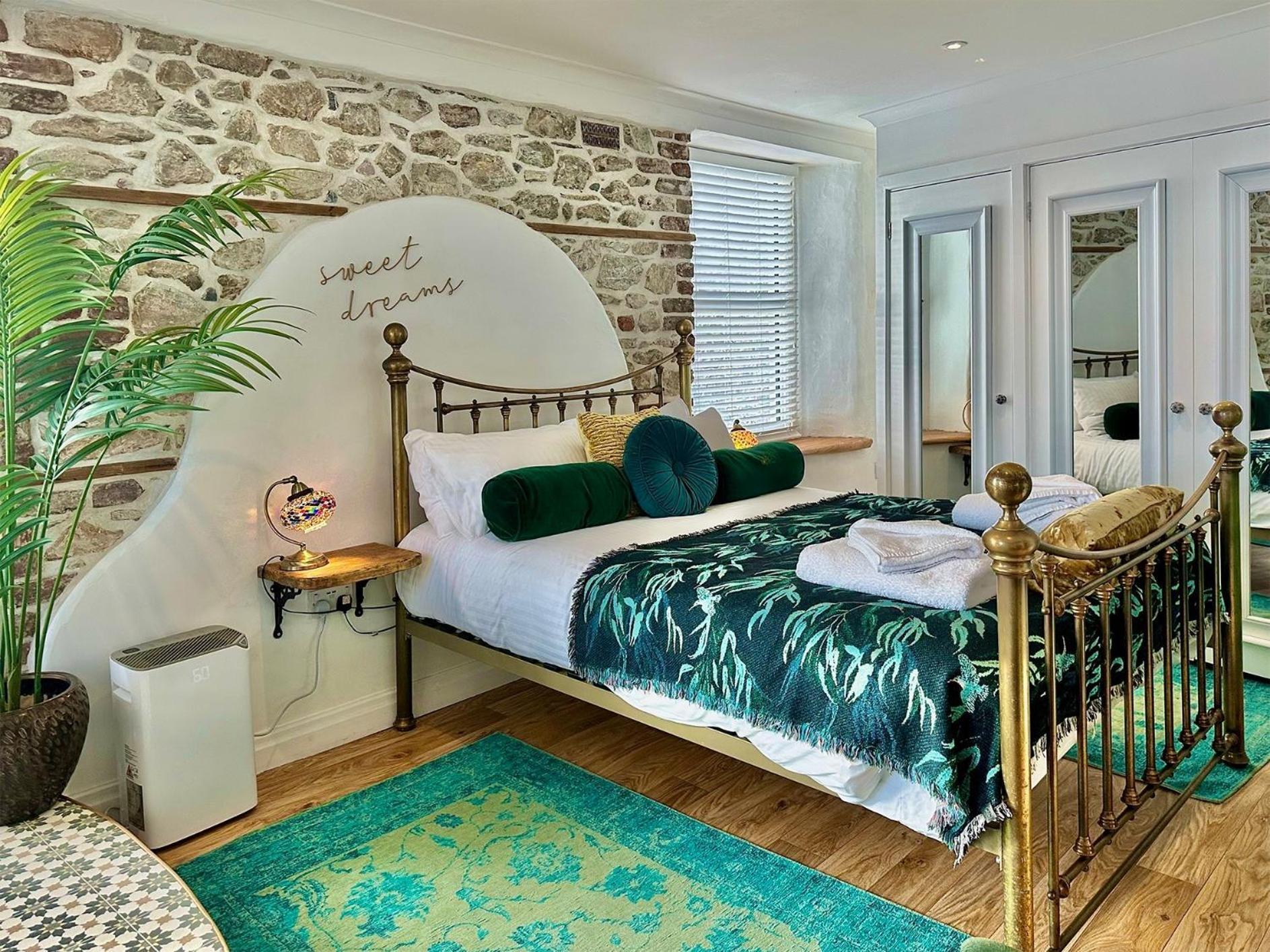 Seafront - Access - Pet Friendly Holiday home Plymouth