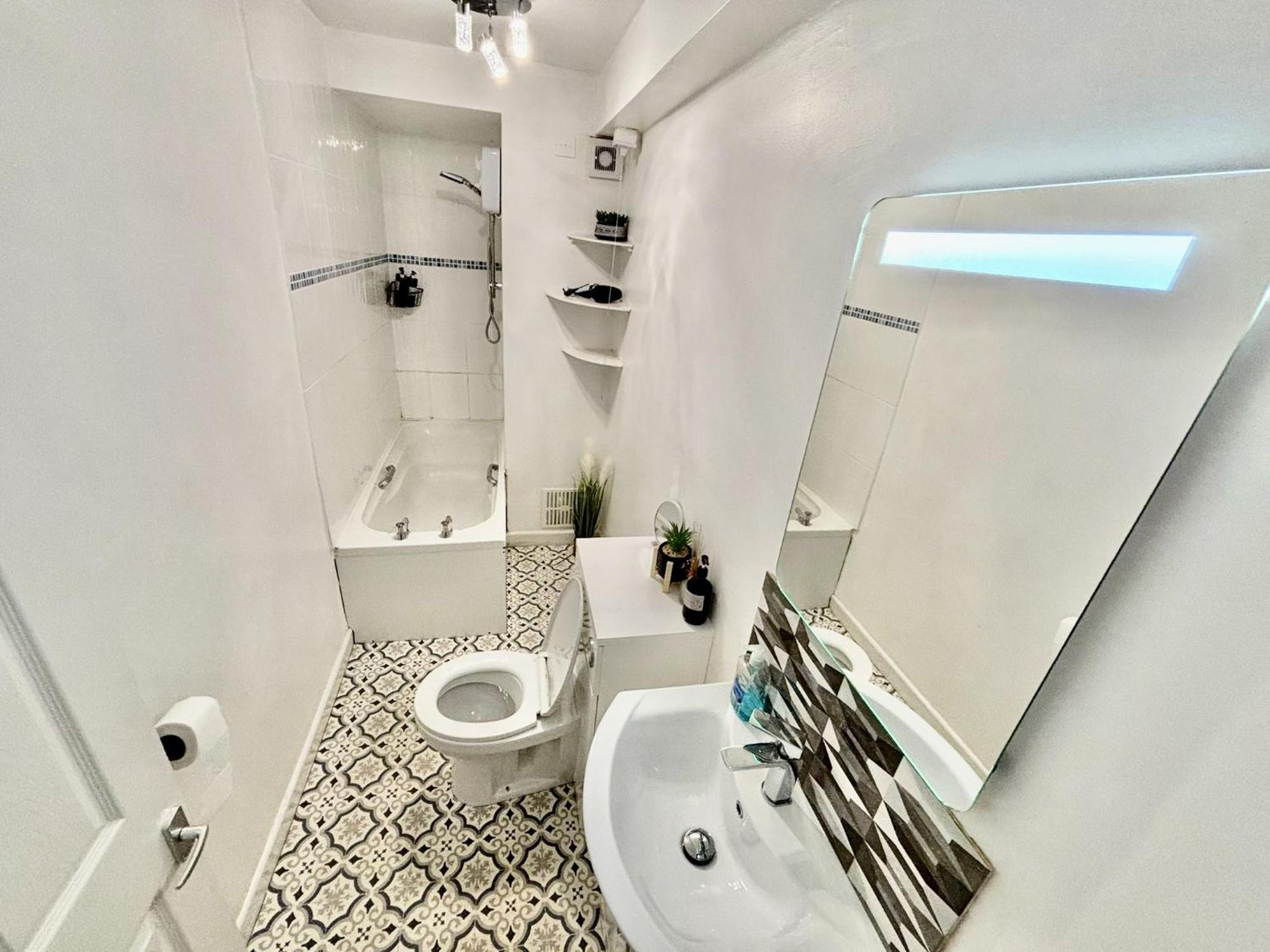 252 North Road West Apartment
