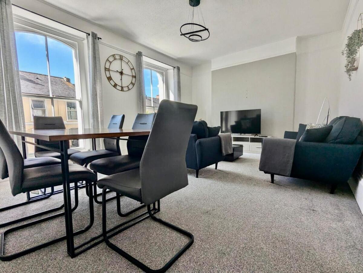 252 North Road West Apartment