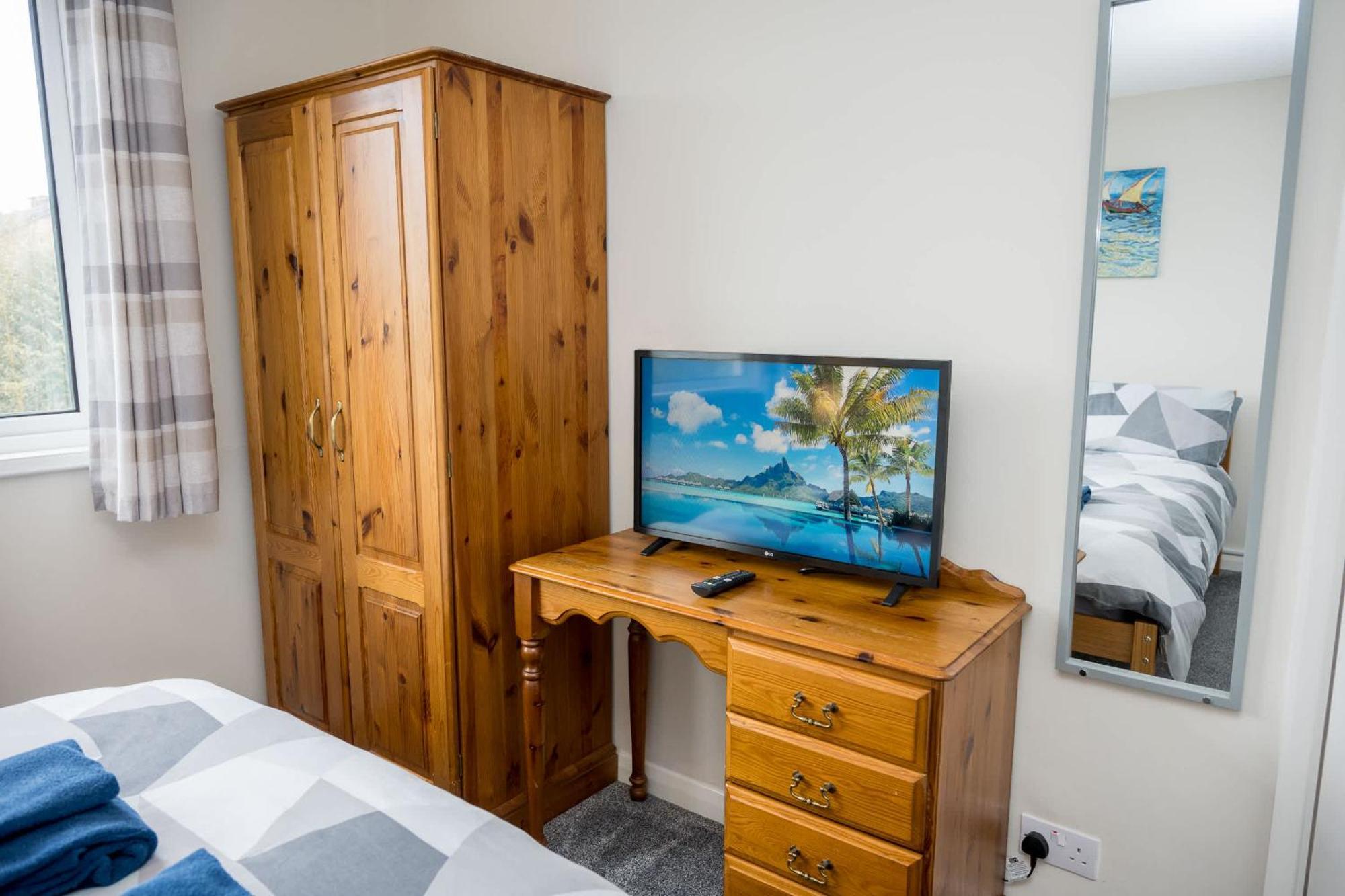 Plym Valley Impressive House Free Parking In Great Location By Staystaycations Holiday home Plymouth