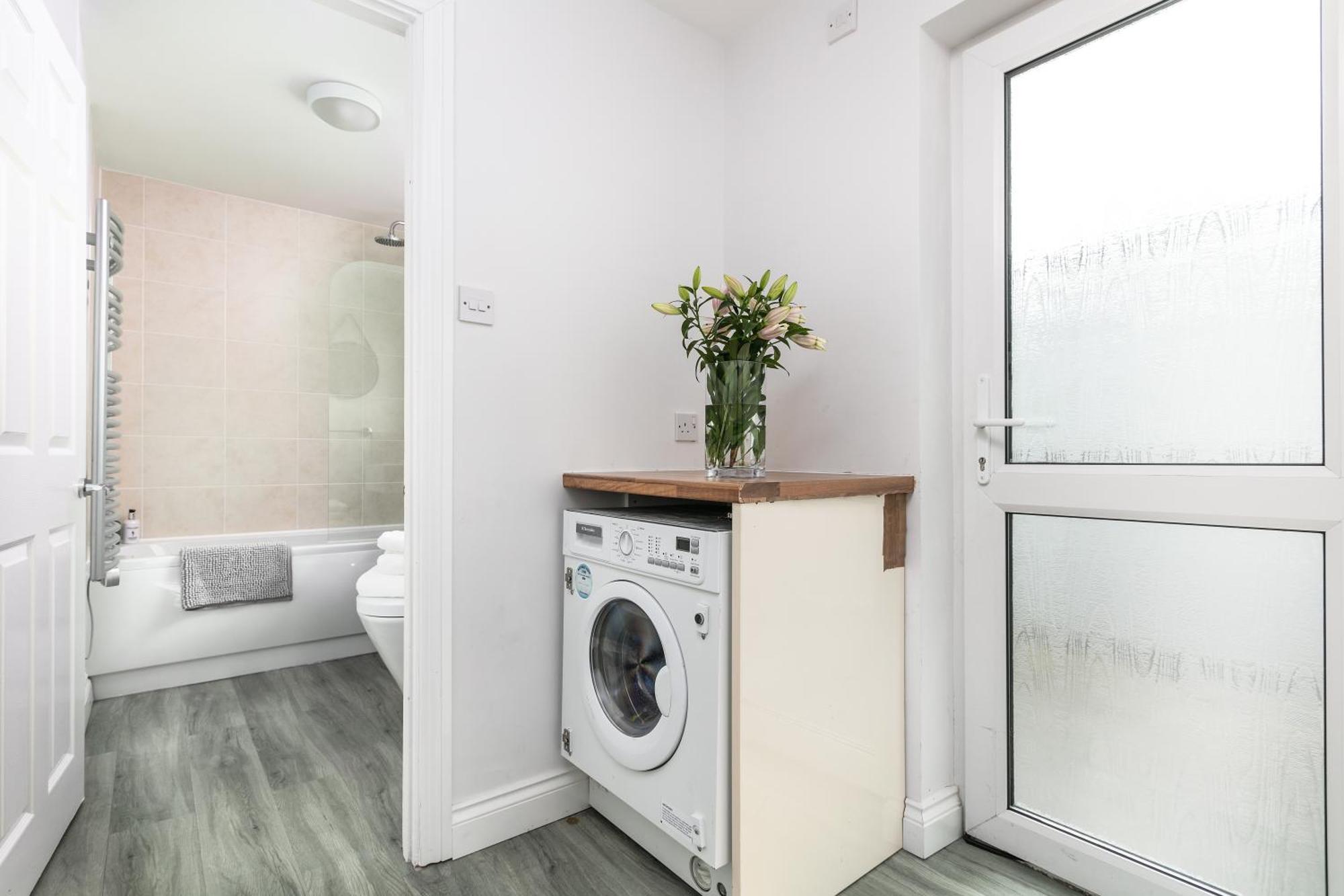 Bijoux - Sleeps 6 - Parking- Habita Plymouth