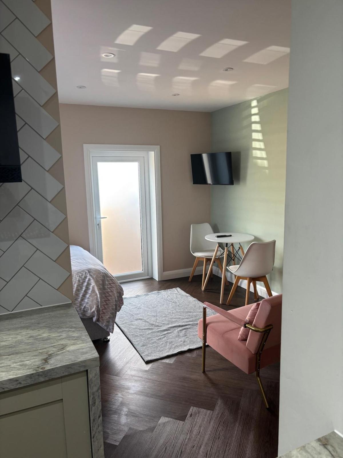 1 Double Bed With Private Access * Plymouth