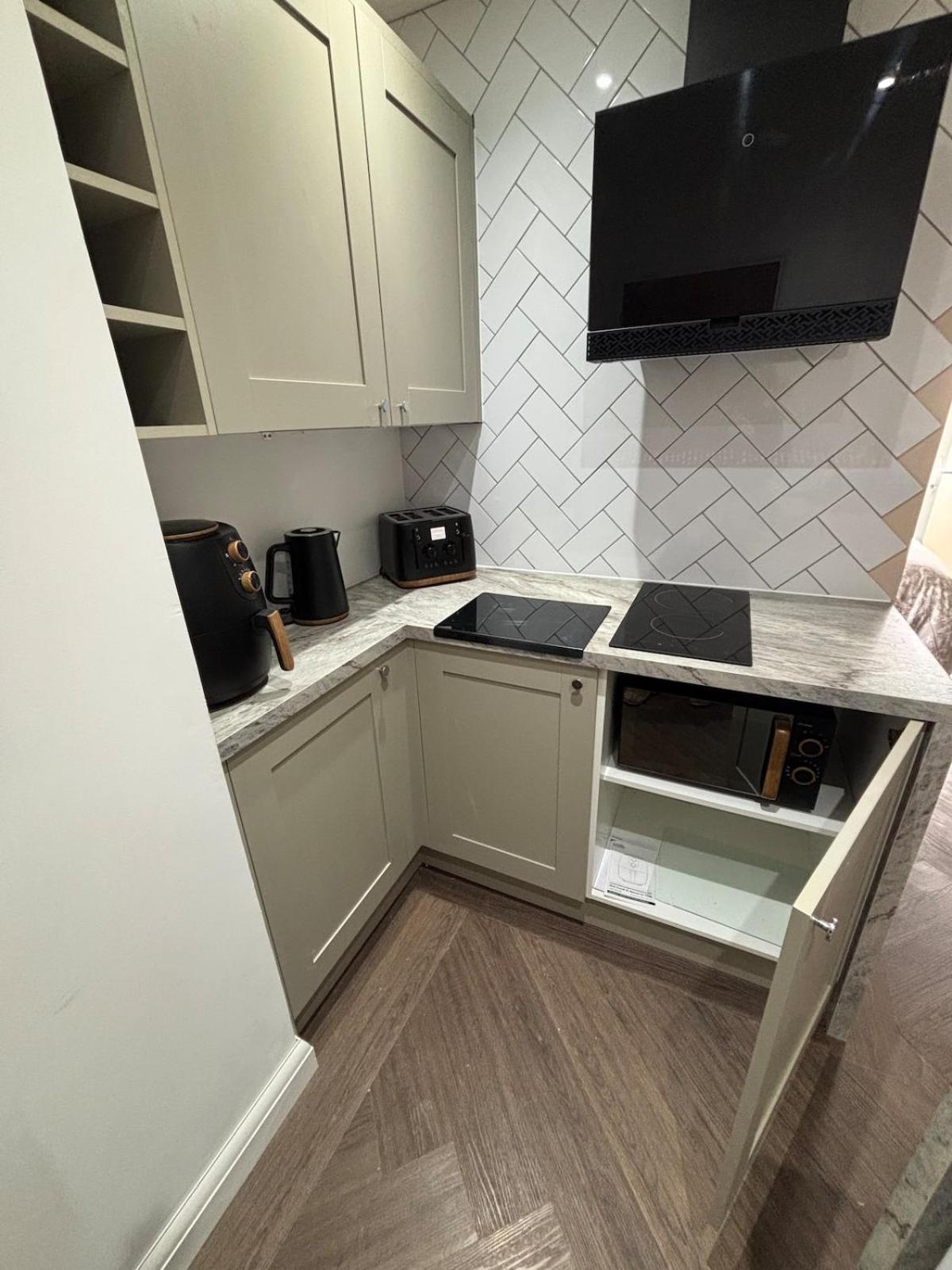 1 Double Bed With Private Access Apartment