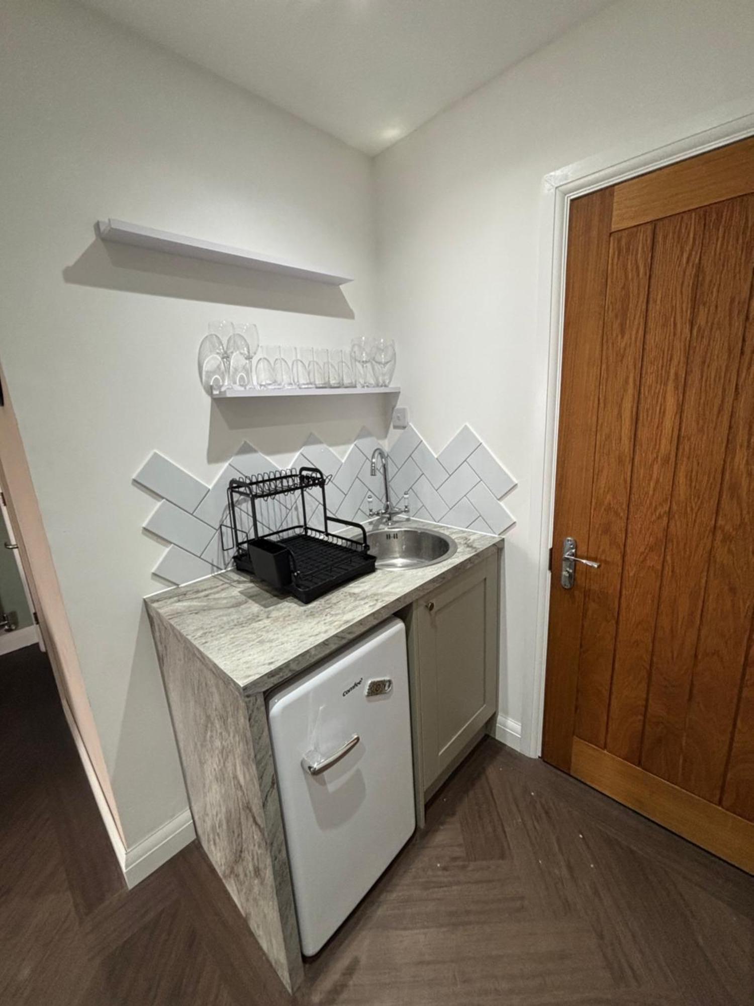 1 Double Bed With Private Access Apartment *