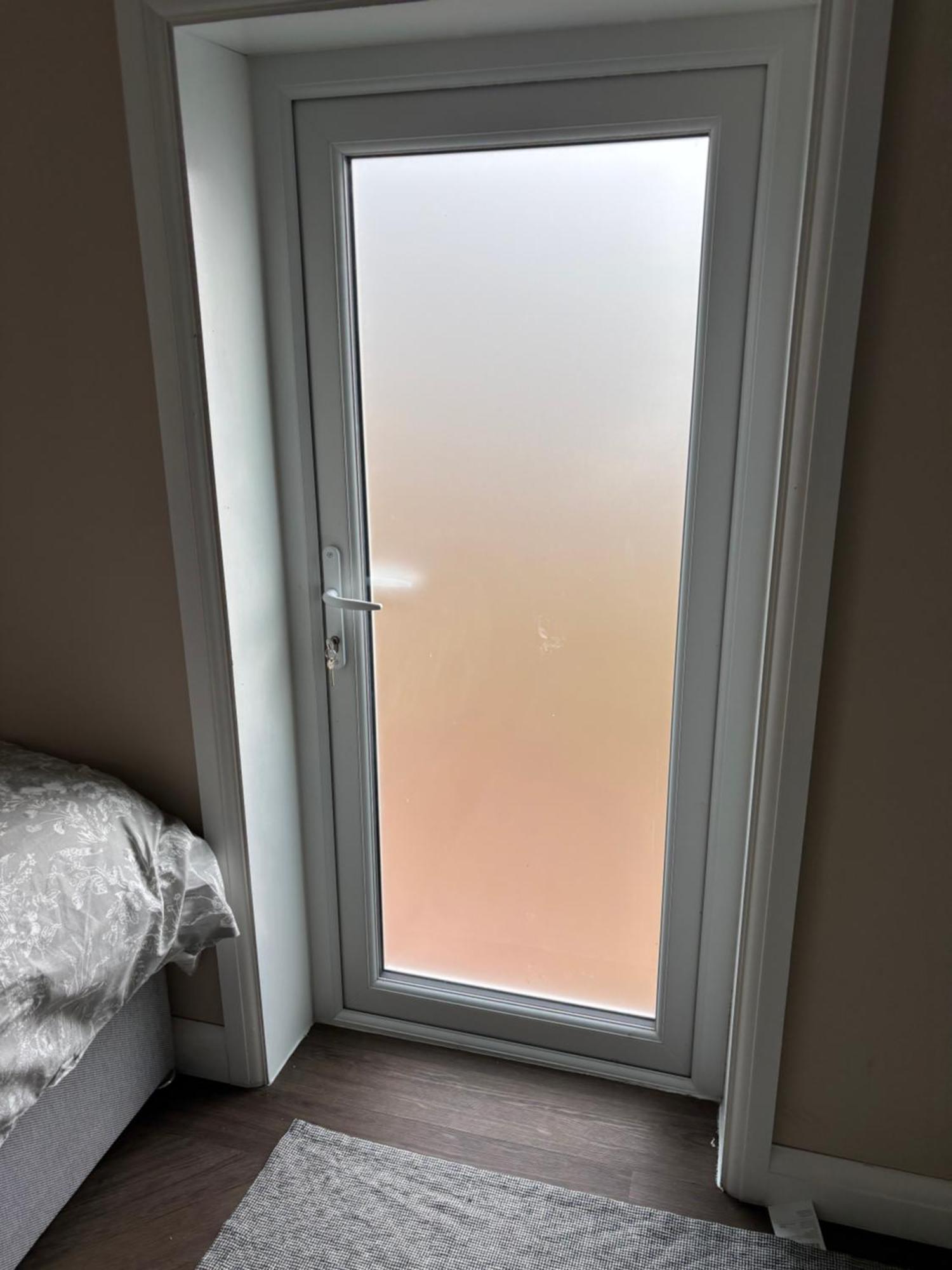 1 Double Bed With Private Access Apartment *