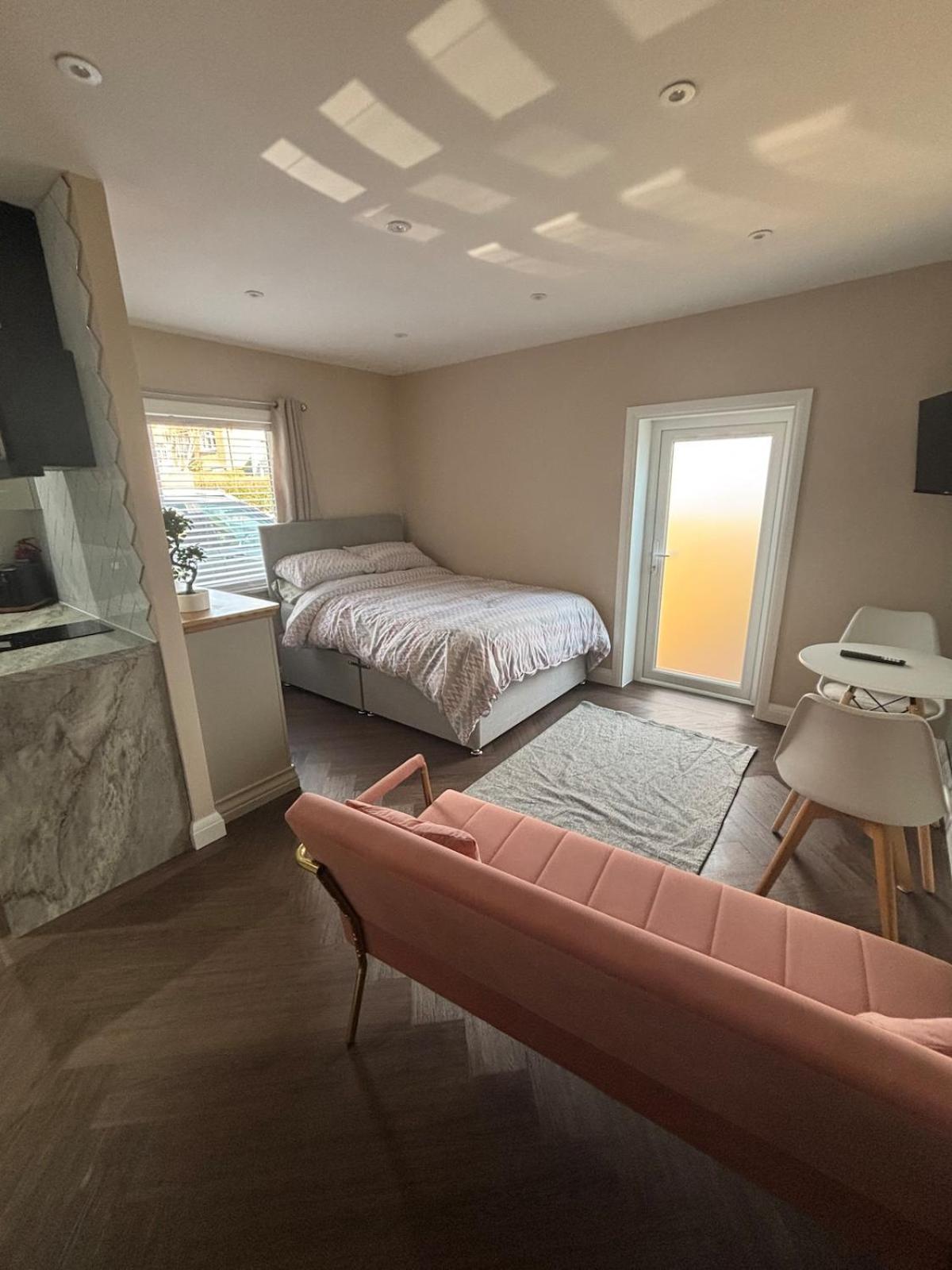 1 Double Bed With Private Access Apartment *