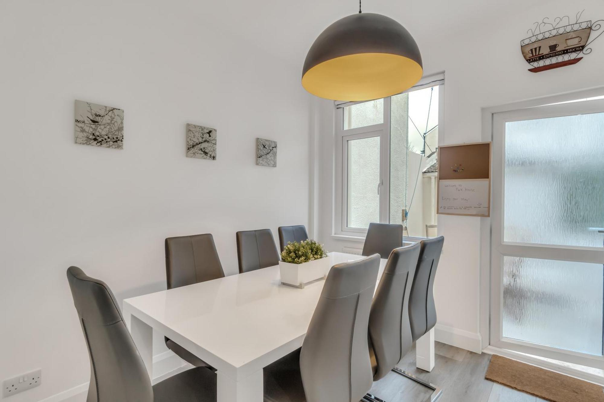 Park House - Very Spacious 4 Bed House, Games Room, Free Netflix, Close To Argyle, In The Heart Of - Dogs Welcome - Hosted By Absolute Plymouth