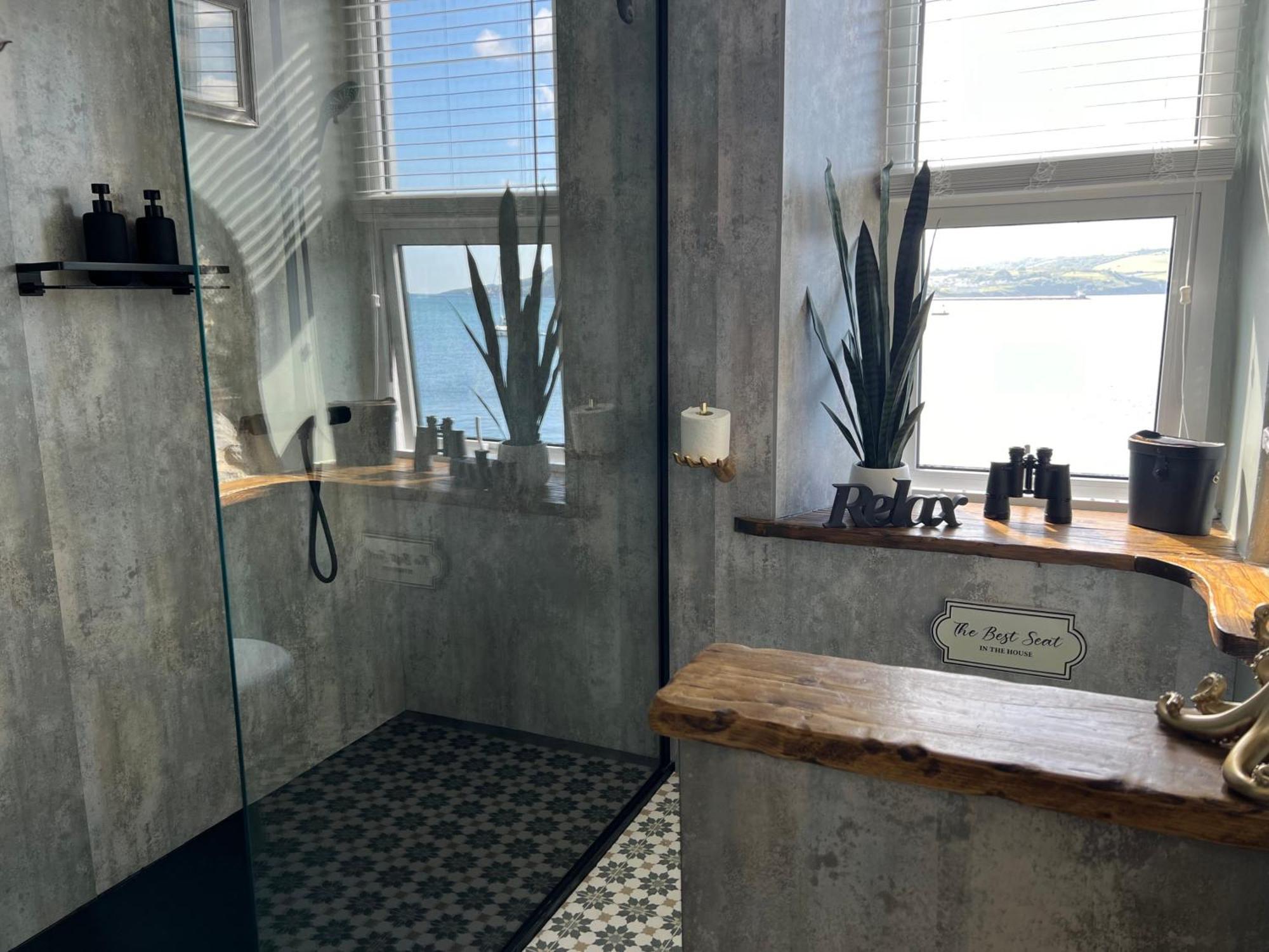 Seafront - Access - Pet Friendly Holiday home Plymouth