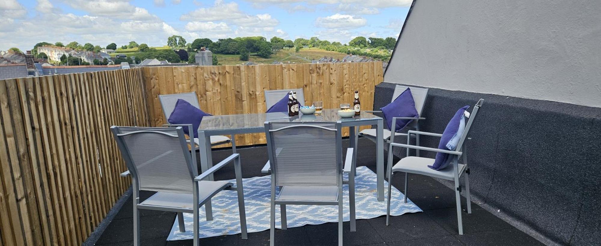 Spacious Penthouse In 3 Large Bedrooms Apartment *